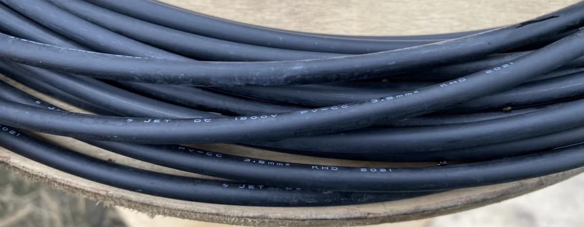 PV-CC1500Vケーブルの被覆に印字されたJETマーク・DC1500V・PV-CC・3.5mm²の表示